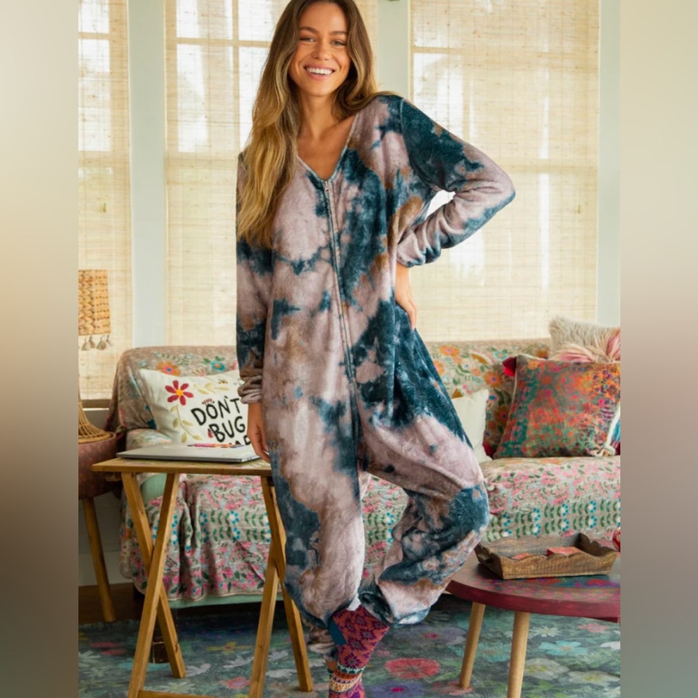 NWOT Natural Life Fleece Onesie PJ’s, Size L - Navy & Pink Tie-dye.
